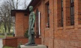 Rzeźba górnika spod KWK Centrum trafiła przed Teatr Tańca i Ruchu Rozbark w Bytomiu