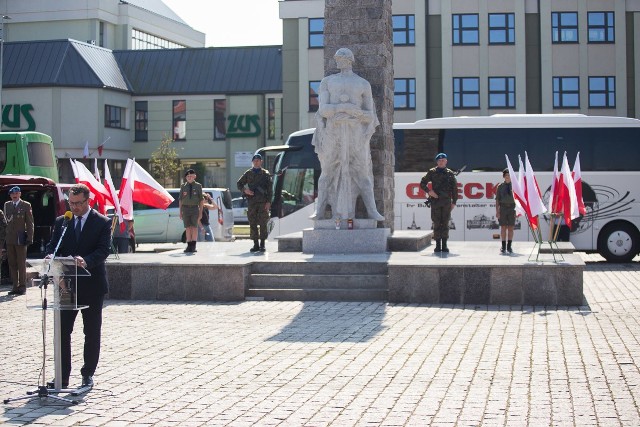 Uroczystości rozpoczęły się w niedzielę 1 września o godz. 12 przed pomnikiem Żołnierza Polskiego na Placu Zwycięstwa w Słupsku. Po odegraniu hymnu państwowego rozpoczęły się przemówienia. Zaplanowano modlitwę, apel pamięci, złożenie kwiatów. 