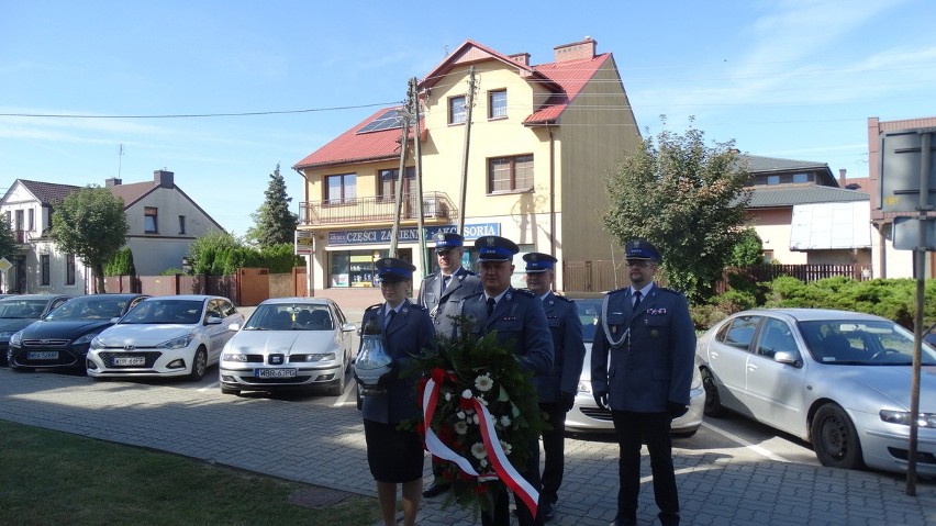 Uroczysty apel z okazji Święta Policji w Białobrzegach. Wręczono wyróżnienia i awanse. Zobacz zdjęcia z uroczystości 