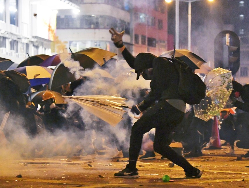 Hongkong: Pada ostatni bastion studentów. W kampusie politechniki pozostała tylko setka demonstrantów