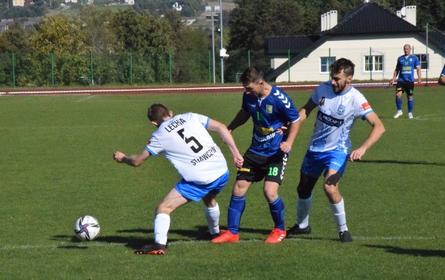 W meczu grupy pierwszej świętokrzyskiej klasy A Sokół Rykoszyn wysoko ograł w Strawczynie Lechię. Zobacz zdjęcia z tego spotkania.Lechia Strawczyn - Sokół-Nordkalk Górnik Rykoszyn 1:6 (1:2)Bramki: Rafał Kurczyński 25 z rzutu karnego - Damian Bednarski 20, 45, Marcin Snoch 55, 70, Kamil Domagała 60, Sebastian Wijas 80.Sokół: Giemza - Poddębniak, Napora, Dudek, Sinkiewicz - Zawadzki (80. Wilczak), Domagała, Wijas, Snoch - Bednarski, Szymkiewicz (70. Śliwa).- Zdominowaliśmy przeciwnika i osiągnęliśmy fajny wynik. Lechii udało się wyprowadzić jedną kontrę, po której miała rzut karny. Poza tym dominowaliśmy na boisku - powiedział nam po spotkaniu Marcin Śladkowski, trener Sokoła.Po meczu z posadą trenera Lechii pożegnał się Mirosław Gałęziowski.Na kolejnych slajdach zobaczycie zdjęcia z tego meczu.Damian Wiśniewski