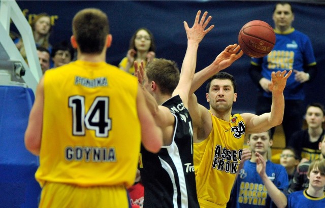 17.03.2013 gdynia..polska liga koszykowki . tauron basket liga . drugi etap rozgrywek ( pierwsza szostka ) . mecz asseco prokom gdynia (zolte stroje) - trefl sopot..na zdjeciu: z pilka adam hrycaniuk (34)..fot. przemek swiderski / polskapresse dziennik baltycki