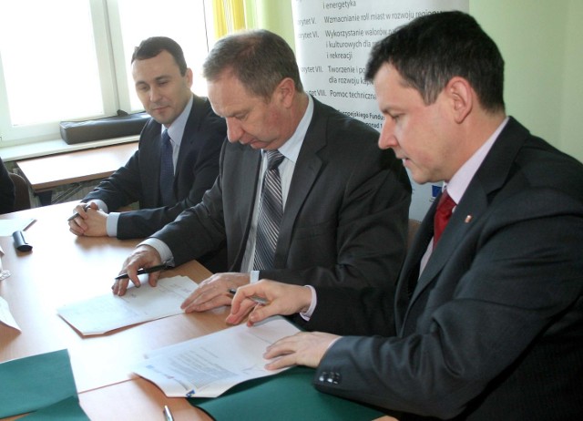 Umowę na przebudowę dróg podpisuje Piotr Szprendałowicz (od prawej), wicemarszałek Mazowsza,  starosta przysuski Marian Niemirski i wicestarosta Tomasz Matlakiewicz.