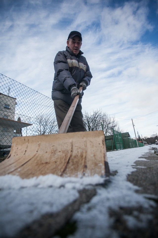 Mieszkający przy ulicy Średniej na Jachcicach 81-letni rencista ma zimą do posprzątania 290 metrów kwadratowych chodnika przed domem.