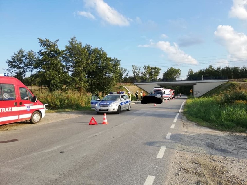 Wypadek w Bielczy, samochód wylądował w rowie, dwie osoby trafiły do szpitala [ZDJĘCIA]