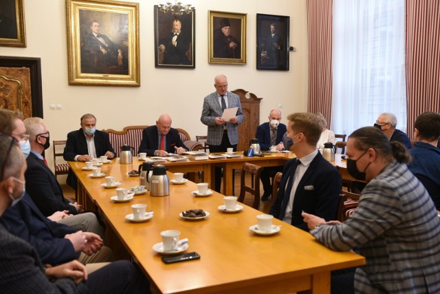 W Sali Rady w Ratuszu Staromiejskim nagrody wręczali prezydent Torunia Michał Zaleski i prezes Towarzystwa Miłośników Torunia prof. dr hab. Krzysztof Mikulski