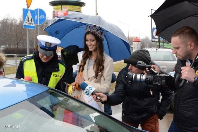 Zwyciężczyni konkursu piękności towarzyszyła policjantom kontrolującym ruch drogowy w Radomiu. Z okazji Dnia Mężczyzny miss Paulina Maziarz wręczała prezenty tym kierowcom, którzy zapinali pasy i nie przekraczali dozwolonej prędkości. Akcja miała zachęcić kierowców do przestrzegania przepisów drogowych. Fot. Policja.pl