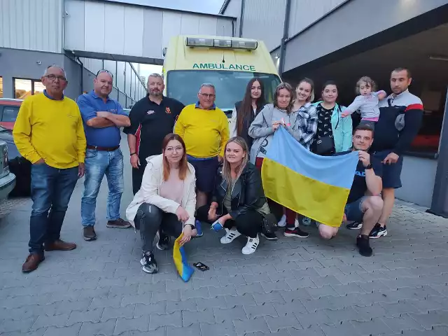 Grupa niezwykłych osób z Wielkiej Brytanii przekazała Fundacji Mama w Mieście Kielce karetkę i artykuły medyczne dla żołnierzy walczących w Ukrainie.