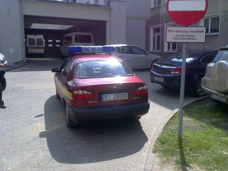 Pojazd straży miejskiej zaparkowany przed szpitalem