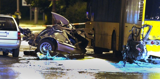 [zdjęcia] BMW zmiażdżone. Dwie osoby nie żyją