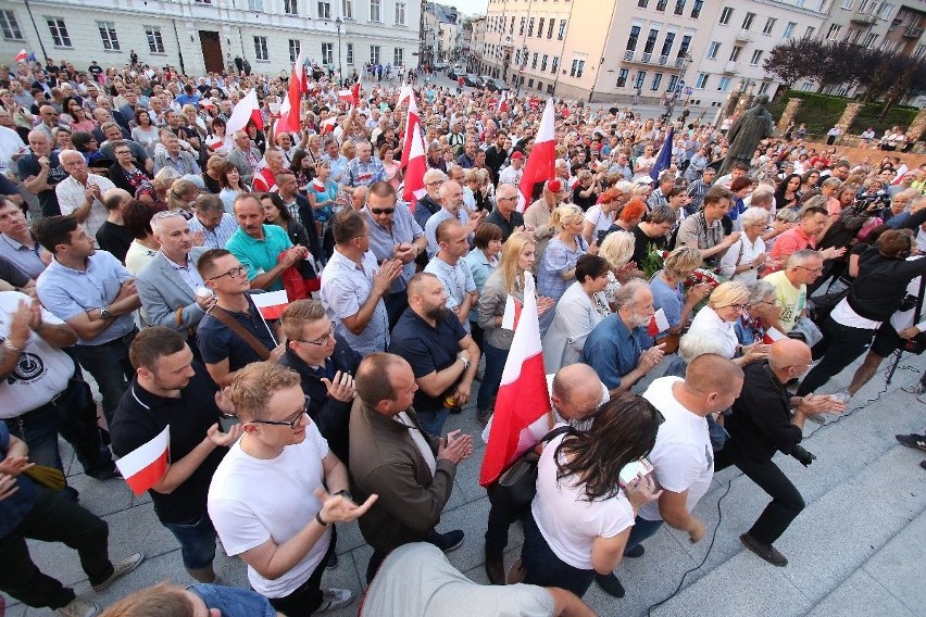 Wielka manifestacja w centrum Kielc „Wolne Sądy” z tysiącami uczestników  