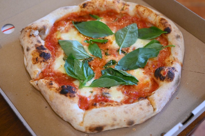 Międzynarodowy Dzień Pizzy. Włoch z pizzerii Del Favero w Kielcach zdradził, jak robi się prawdziwą pizzę. Zobaczcie zdjęcia i film