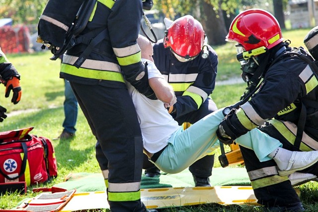 Pożar szpitala w Lubsku i ewakuacja pacjentów to ćwiczenia, w których uczestniczyli policjanci z komendy policji w Żarach wspólnie ze strażakami oraz służbą medyczną. Wspólne działania to okazja do przećwiczenia procedur wszystkich służb.W piątek, 29 września, policjanci z komisariatu w Lubsku i komendy w Żarach wspólnie ze strażakami z Lubska oraz służbą medyczną szpitala trenowali w ramach wspólnych ćwiczeń. Brali w nich również udział przedstawiciele starostwa powiatowego w Żarach.Kierownikiem ćwiczeń po stronie policji był kom. Maciej Sałek. Scenariusz wspólnych działań zakładał organizację i prowadzenie ewakuacji ludności cywilnej oraz pacjentów szpitala w związku z pożarem, który wybuchł w samo południe na terenie oddziału „Szpitala na Wyspie” w Lubsku. Zadania jakie mieli do wykonania policjanci, to przede wszystkim zapewnienie bezpieczeństwa i porządku podczas prowadzonej akcji, współpraca z osobami biorącymi udział w ewakuacji, a także podejmowanie działań ratowniczych.Ćwiczenia miały za zadanie doskonalić umiejętności kierownictwa jednostki w zakresie wymiany informacji z organami nadrzędnymi oraz współdziałanie i koordynacja działań wszystkich służb. Po zakończonych ćwiczeniach przedstawiciele służb omówili procedury stosowane podczas takiej sytuacji, a także wymienili spostrzeżenia w związku z problemami jakie mogą powstać na wypadek realnego zagrożenia pożarem.Przeczytaj również: Pisarz z kałasznikowem sterroryzował gorzowską akademię [ĆWICZENIA POLICJI]Zobacz również: Desperat zaatakował port lotniczy w Babimoście [ĆWICZENIA POLICJI]