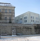 Do XVI -wiecznego zamku w Krapkowicach dobudowano salę gimnastyczną z łącznikiem
