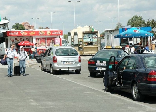 Taksówkarze parkują na dworcu