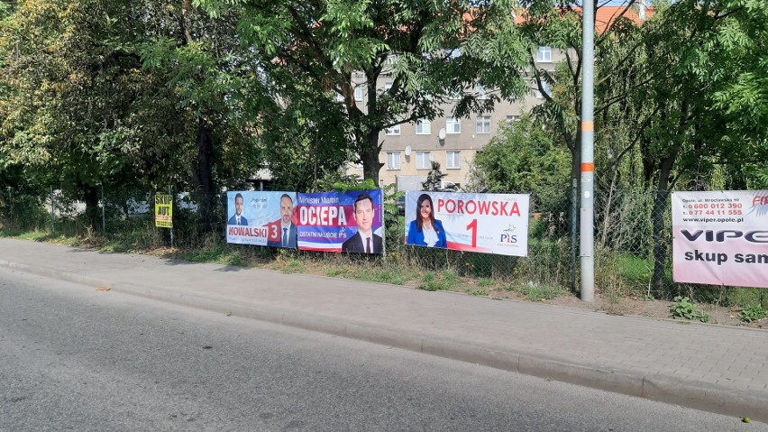 Banery kandydatów PiS przy ul. Spychalskiego. Opolanie...