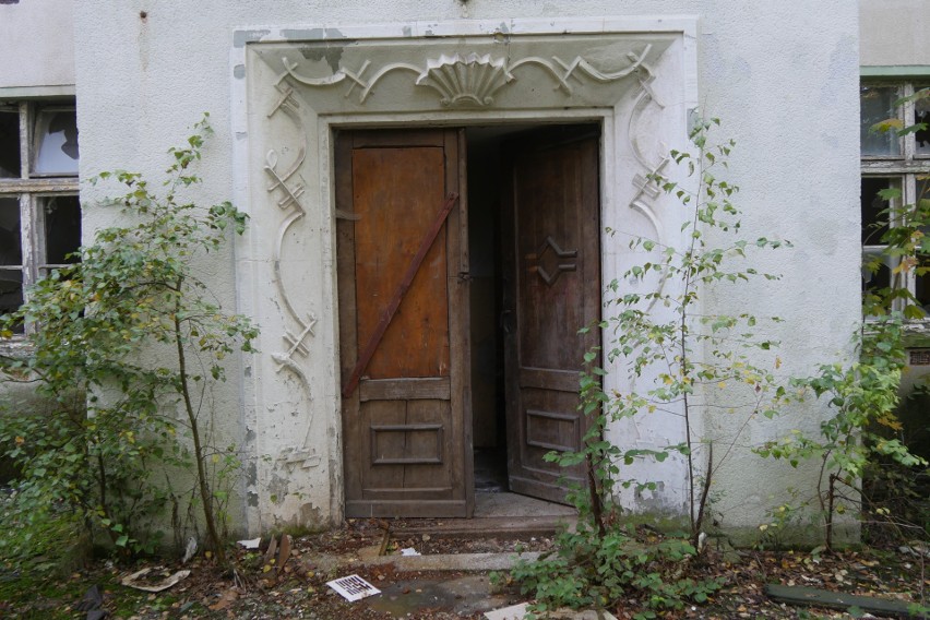 Drzwi boczne do budynku głównego