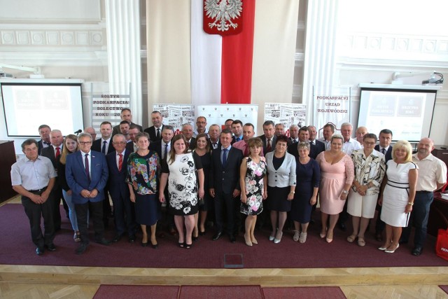 Mieszkańcy wszystkich podkarpackich wsi mogli wyrazić uznanie dla pracy i zaangażowania swojego sołtysa, oddając na niego głos w plebiscycie Nowin. Głosowanie zakończyło się 4 czerwca. Nagrody dla sołtysówNajpopularniejszym sołtysem województwa podkarpackiego został Andrzej Wrona z sołectwa Golcowa (gmina Domaradz). Laureat otrzymał prestiżową statuetkę, voucher o wartości 4000 zł na wczasy dla dwóch osób  i voucher o wartości 200 zł na zegarek od firmy Zegaris. Najpopularniejszy sołtys Podkarpacia otrzymał dodatkową nagrodę - myjkę wysokociśnieniową Lavor Galaxy 150, ufundowaną przez Podkarpacką Izbę Rolniczą. Jakub Czarnota z sołectwa Handzlówka (gmina Łańcut) to sołtys, który uplasował się na 2. miejscu w rankingu. Otrzymał  statuetkę, zaproszenia na pobyt dla dwóch osób w zamku w Krasiczynie, kompresor AMICO 25-2400 i voucher o wartości 200 zł na zegarek od firmy Zegaris.3. miejsce zajął Piotr Mazur z sołectwa Jureczkowa (gmina Ustrzyki Dolne). Laureat otrzymał statuetkę, zaproszenia na pobyt dla dwóch osób w Zamku w Krasiczynie, spawarkę ARC 215 z walizką i przyłbicą oraz  voucher o wartości 200 zł na zegarek od firmy Zegaris.Zbigniew Pasterz z sołectwa Mrowla (gmina Świlcza) zajął 4. miejsce  i  otrzymał podkaszarkę akumulatorową Stihl SFA 45.Na piątym miejscu był Wiesław Gomółka z sołectwa Pustyny (gmina Krościenko Wyżne). Laureat otrzymał tablet Lenovo-TAB3 7’’ Essential.Nagrodziliśmy też sołectwaSołectwo Górki w gminie  Brzozów zdobyło najwięcej głosów Czytelników i wywalczyło bon o wartości 5000 zł na zakup materiałów  w markecie budowlanym Majster i pamiątkowy grawerton. Drugie w rankingu było sołectwo Pustyny, w gminie Krościenko Wyżne - zdobyło bon o wartości 3000 zł na zakup materiałów w markecie budowlanym Majster. Sołectwo Handzlówka, w gminie Łańcut uplasowało się na trzecim miejscu i otrzymało bon o wartości 2000 zł na zakup materiałów w markecie Majster. Gratulujemy! POPULARNE NA NOWINY24:Panachyda 2018. Greckokatolicka procesja przeszła ulicami Przemyśla