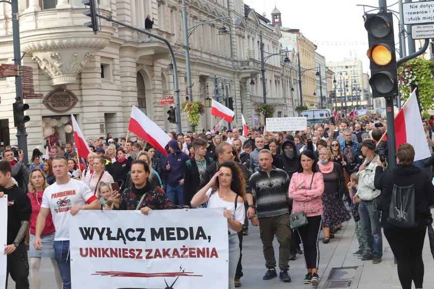 Ponad tysiąc osób w Marszu Wolności antycovidowców na ul. Piotrkowskiej - protestowali przeciwko pandemii ZDJĘCIA 
