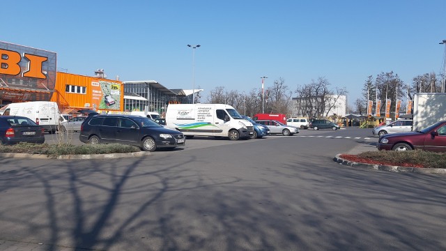 Parking przed marketem budowlanym w Opolu we wtorek przed południem nie świecił pustkami.