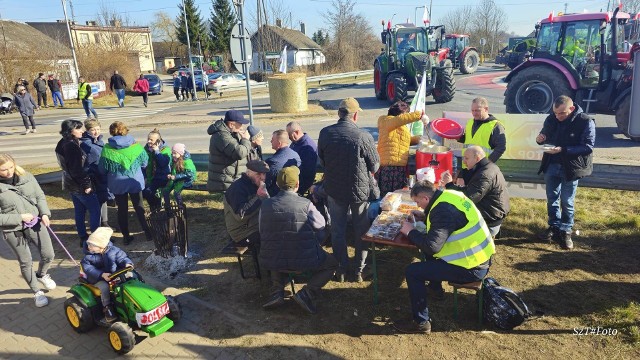 Protest rolników zaostrza się. W piątek, 16 lutego od godziny 11 całkowita blokada ronda w Nagłowicach. Przynajmniej do godziny 20 droga nie będzie przejezdna.