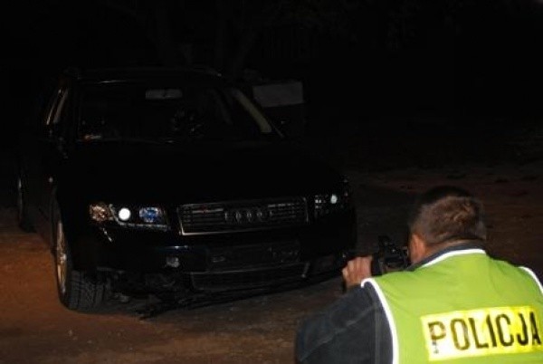 18-letni kierowca kierujący samochodem marki Audi najechał na leżącego na drodze 32-letniego mężczyznę