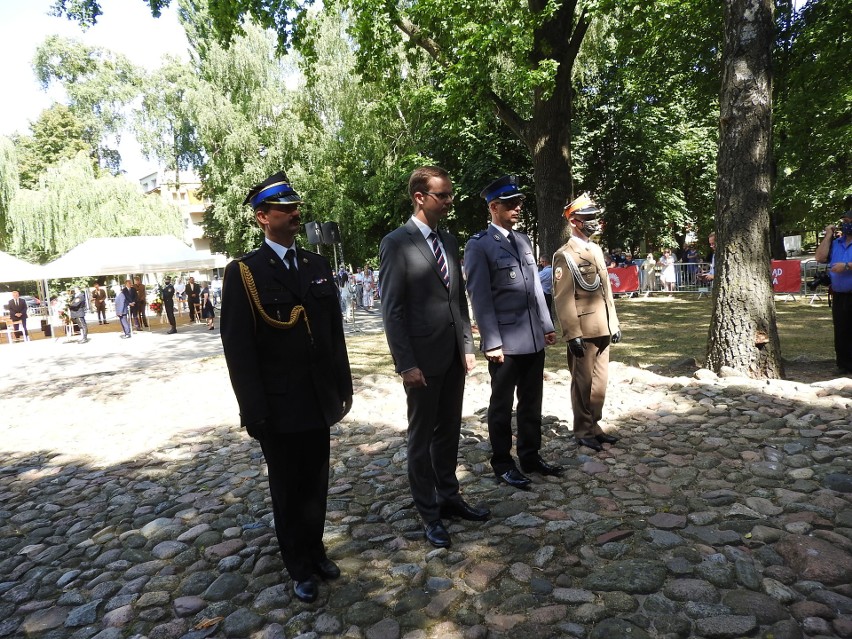 Podczas uroczystości złożono kwiaty pod Pomnikiem Bohaterów...