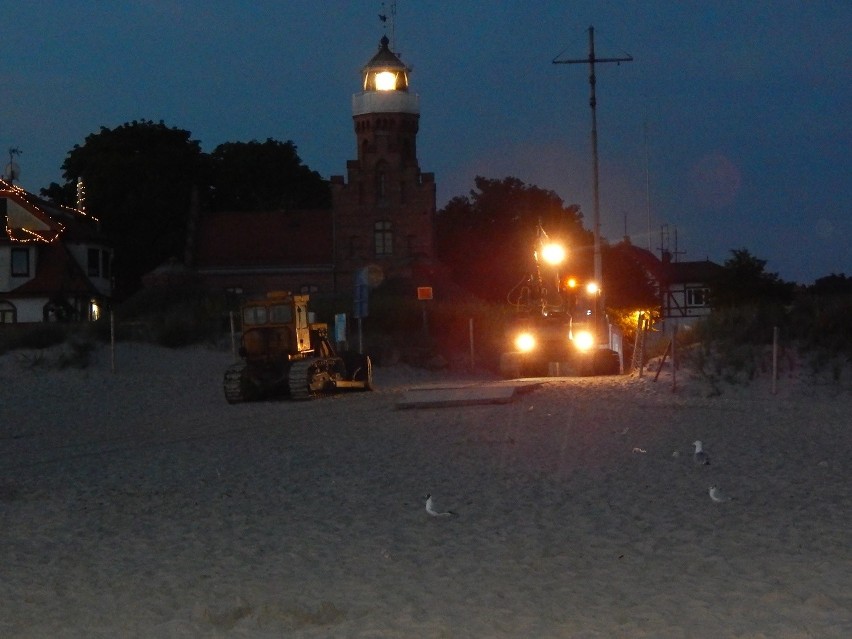 Wyciąganie jachtu Nautilio z wody na plaży wschodniej w...