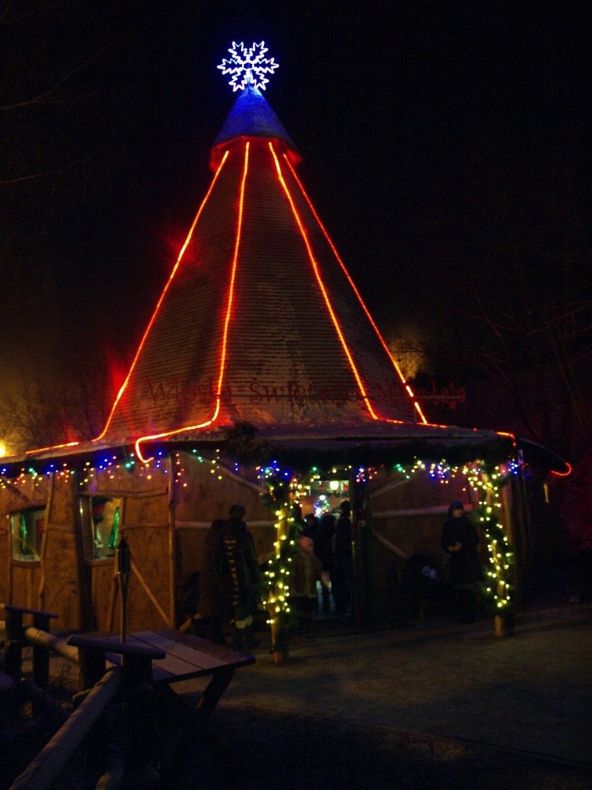 Wioska Świętego Mikołaja z bajkową chatką i saniami w Bałtowie 