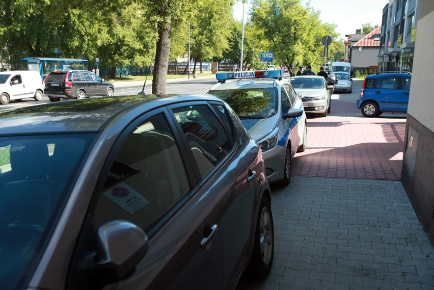 Wandal kopał i urywał lusterka samochodów. Uszkodził 40 pojazdów