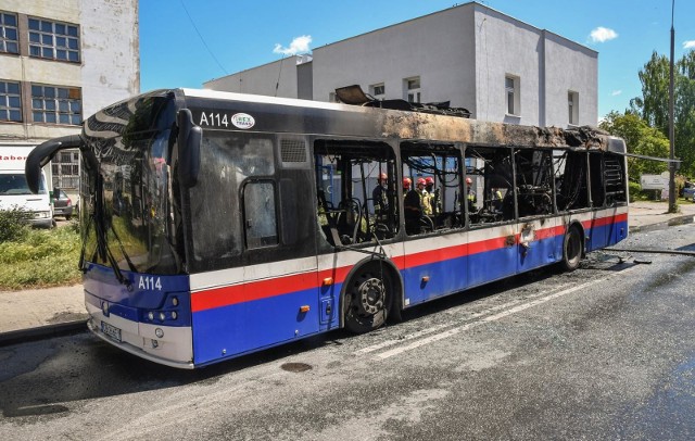 - Zgłoszenie o pożarze autobusu przy Pięknej/Strzeleckiej otrzymaliśmy o 11.54. Na miejsce dotarły dwa wozy bojowe z Jednostki Ratowniczo-Gaśniczej nr 1 oraz wóz dowodzenia - mówi kpt Karol Smarz, rzecznik KMP PSP w Bydgoszczy. - Na szczęście żaden z pasażerów nie ucierpiał, prowadzimy na miejscu działania, z tego względu przejazd ulicą Piękną jest zablokowany.Więcej zdjęć >>>Tak wyglądała akcja gaśnicza: