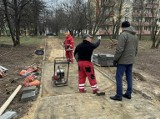 Prawie wiosenne prace Zakładu Usług Komunalnych w Radomiu. Nowe ławki na deptaku, klomby zamiast betonozy