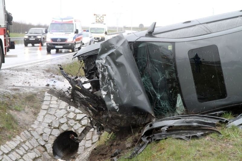 Wypadek na AOW. BMW wjeżdżając na A4 wypadło z drogi (ZDJĘCIA)