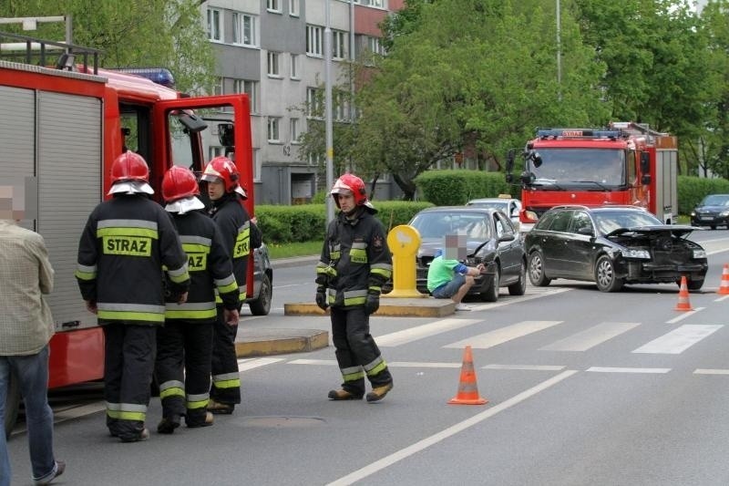 Wrocław: Wypadek na Popowickiej, zderzyły się trzy auta (ZDJĘCIA)