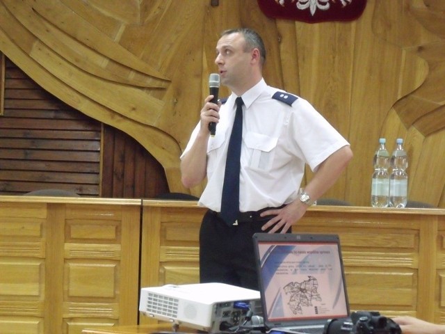 Komendant Paweł Antośkiewicz twierdzi, że teraz policjantów wystarcza nawet na nocną pracę