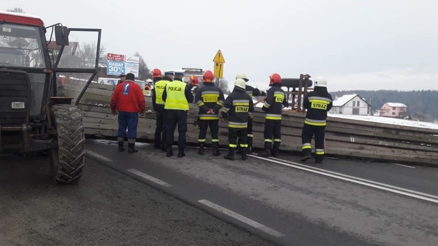 Utrudnienia między Tarnowem a Tuchowem. Na drodze leżą słupy energetyczne