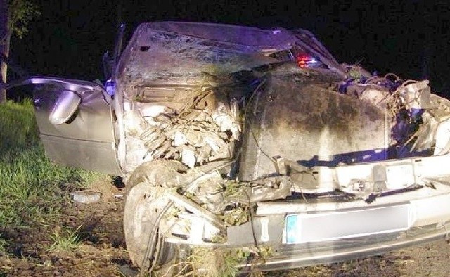 Coraz więcej samochodów kończy swoją drogę na drzewie. Winny jest alkohol.