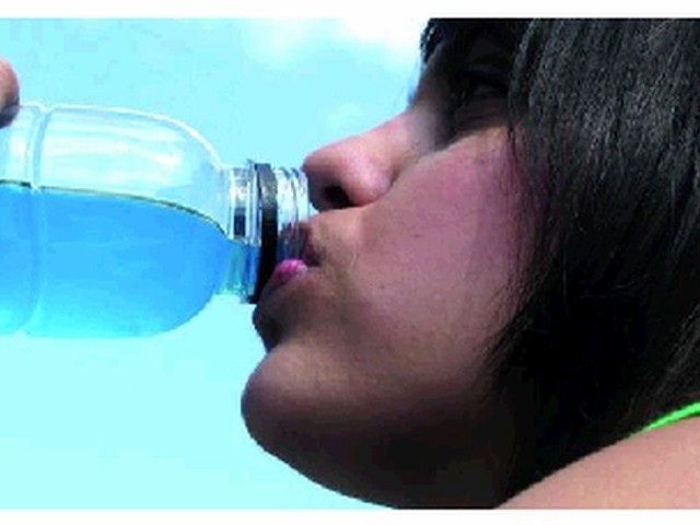W tropikach butelkowanej wody mineralnej używajmy praktycznie do wszystkiego: do picia, ale też do mycia owoców czy podczas mycia zębów.