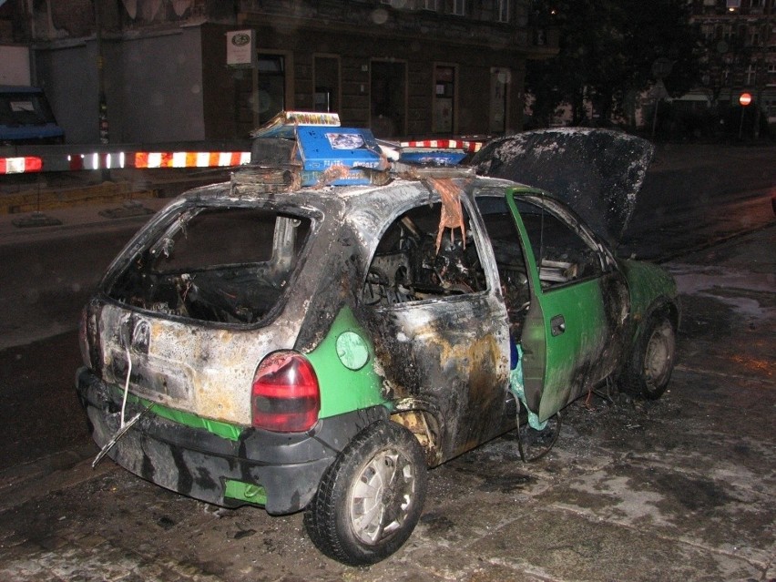 Wrocław: Samochód spłonął przy Kurkowej. Właścicielka podłączała prostownik? (FILM, ZDJECIA)