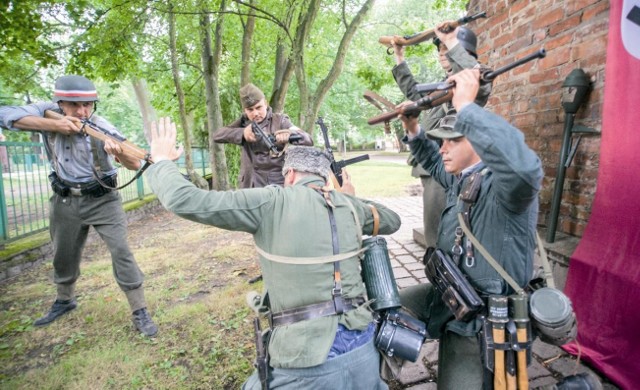 Ubiegłoroczna inscenizacja walk powstańczych. Dziś przed pomnikiem powstania w Słupsku przed godz. W (17) walczyć będzie w inscenizacji prawie 70 wolontariuszy.