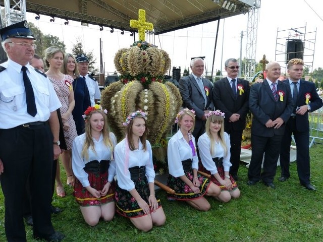 Najpiękniejszym wieńcem dożynkowym podczas dożynek powiatu staszowskiego wybrano ten wykonany przez gminę Połaniec. Na zdjęciu reprezentacja z gminy Połaniec na czele z burmistrzem Jackiem Tarnowskim (pierwszy z prawej strony).