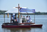 Msza na wodzie w Rybniku. Setki mieszkańców modliło się przy wodach Zalewu Rybnickiego  ZDJĘCIA