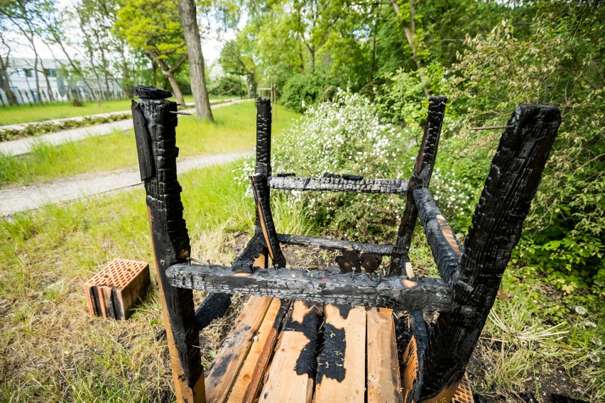 Zniszczono hotelik dla owadów, który stał w bydgoskim parku Wolności