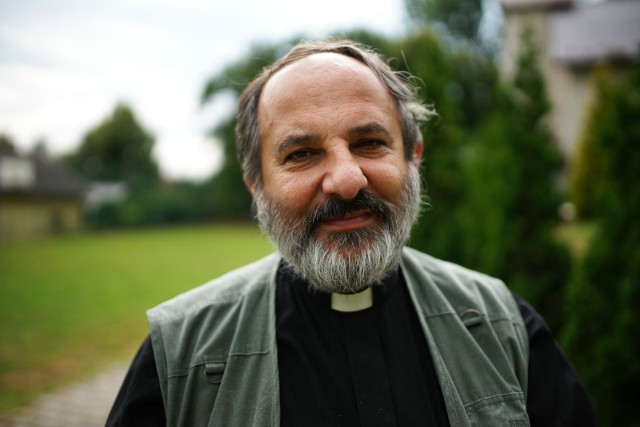 Ks. Tadeusz Isakowicz-Zaleski od lat pomaga niepełnosprawnym. Ostatnio walczy też o oczyszczenie Kościoła z księży pedofili.