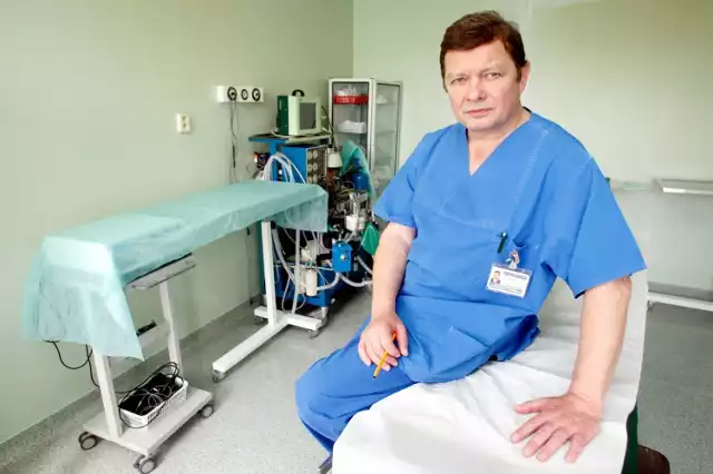 - Przecież ja też jestem człowiekiem, a wiedza onkologiczna nie uwalnia od lęku przed chorobą - przyznaje dr Marek Bębenek, ordynator I Oddziału Chirurgii Onkologicznej DCO we Wrocławiu