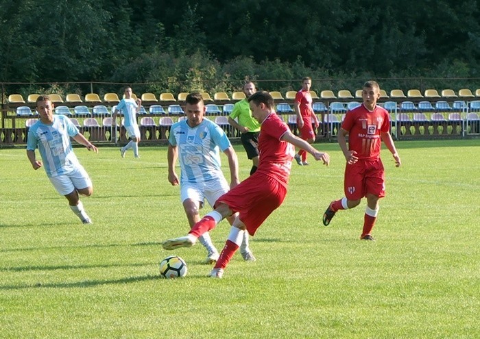 Orzeł Przeworsk (czerwone stroje) nie dał szans Huraganowi...