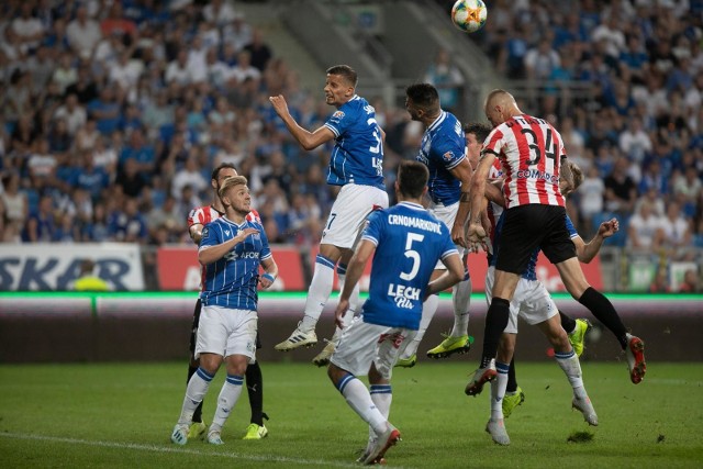 W przerwie na mecze reprezentacji liga piłkarska pauzuje, ale to nie znaczy, że życie sportowe w Poznaniu zamiera, kiedy nie gra Lech. W najbliższych dniach i tygodniach rozgrywki wznowi aż 10 poznańskich drużyn, występujących na poziomie ekstraklasy i I ligi w  koszykówce, siatkówce, piłce ręcznej i hokeju na trawie. Komu jeszcze kibicować? Przejdź do kolejnego zdjęcia --->