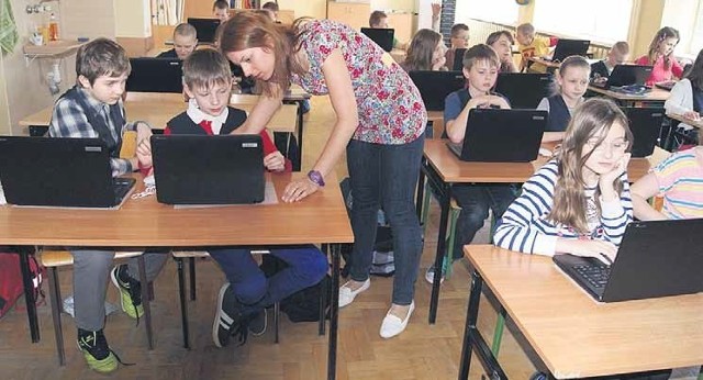 Wiktoria Chmielewska, nauczycielka historii prowadzi zajęcia z uczniami kl. Va wykorzystując właśnie laptopy.