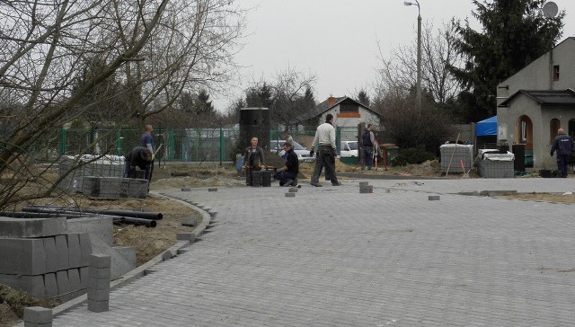 Droga dojazdowa - od miejsca, gdzie zainstalowana będzie brama wjazdowa - aż do budynków wyłożona została kostką brukową.