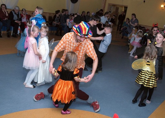 W piątek w Spółdzielczym Ośrodku Kultury "Stokrotka" w Świeciu odbył się coroczny bal kostiumowy dla dzieci. Zabawę prowadzili aktorzy Teatru "Pomarańczowy Cylinder" z Torunia oraz instruktorzy "Stokrotki". Bawiło się około 80 dzieciaków.